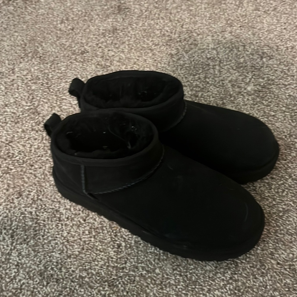 Womens size 9 Shortie Uggs